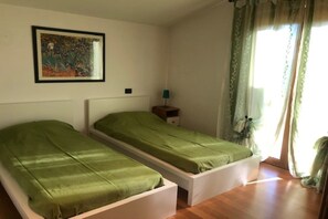3 chambres, fer et planche à repasser, Wi-Fi, draps fournis