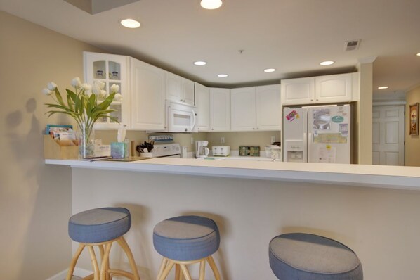 Fridge, microwave, stovetop, dishwasher