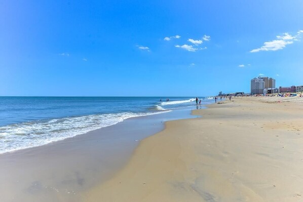 Beach - Tiffanie by the Sea - this first floor condo is lovingly furnished. 2Br/2Ba with pool. (Ocean City)