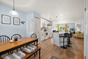 Dining - Tiffanie by the Sea - this first floor condo is lovingly furnished. 2Br/2Ba with pool. (Ocean City)