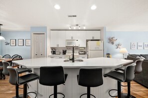 Fridge, microwave, stovetop, dishwasher