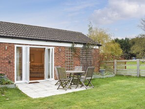 Outdoor dining - Delamere House- The Snug (Scagglethorpe, near Malton)
