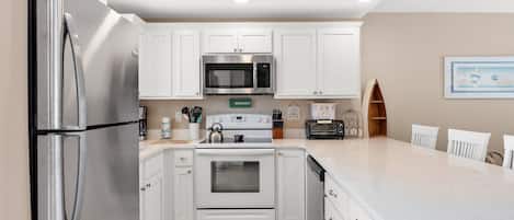 Réfrigérateur, four à micro-ondes, surface de cuisson, grille-pain