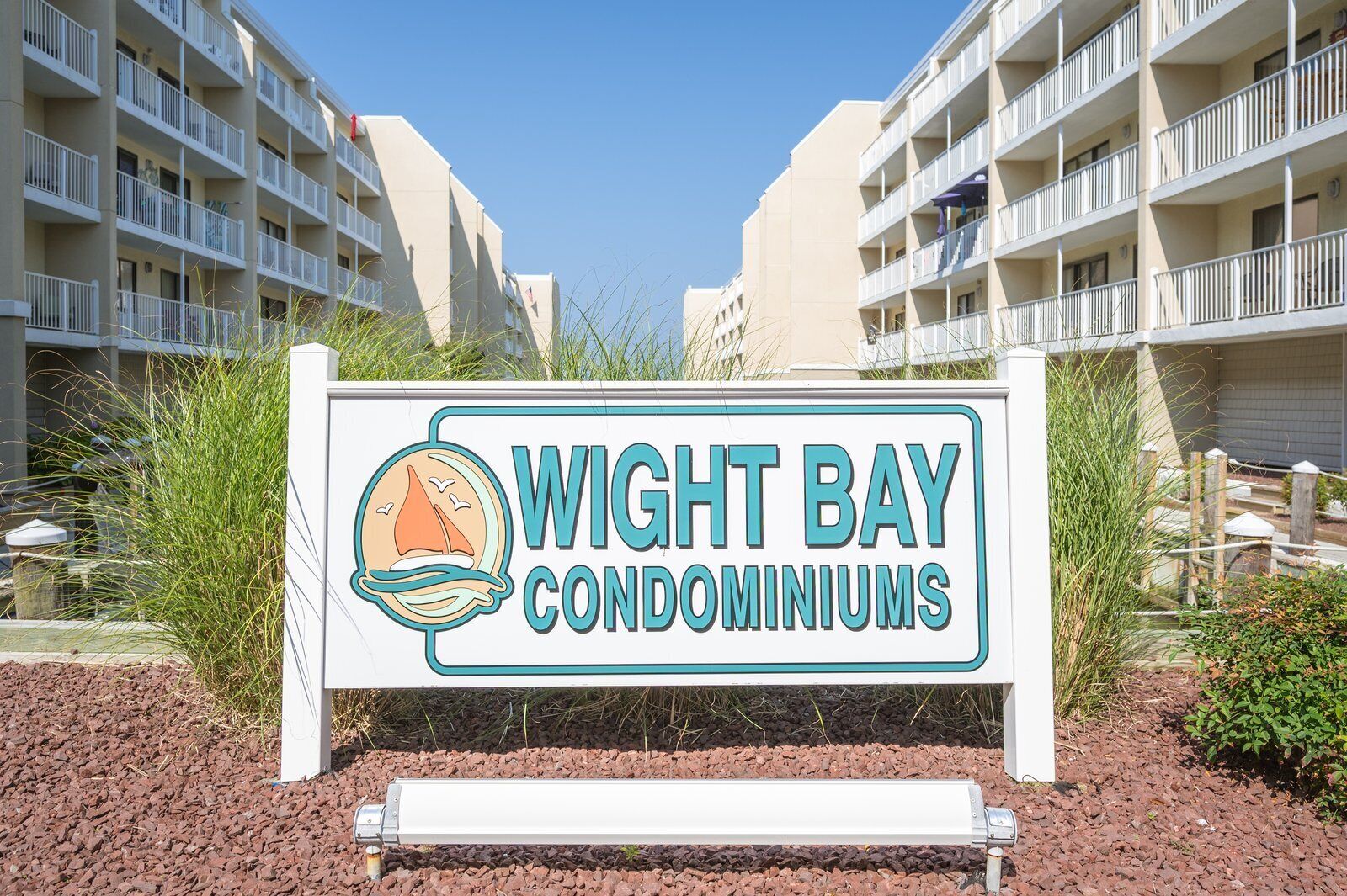 Schild für die Ferienwohnungen Wight Bay mit einem Segelboot-Bild.