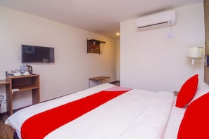 A hotel room with a bed, a TV, a desk, and a wardrobe. - OYO 562 K Garden Hotel (Sungai Petani)