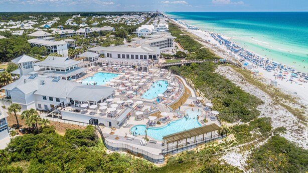 Ein Resort mit mehreren Swimmingpools, direktem Zugang zum Strand und verschiedenen Unterkünften.