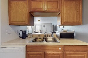 Fridge, microwave, oven, stovetop - Bicycle Boulevard Byway, near Old Town (Albuquerque)