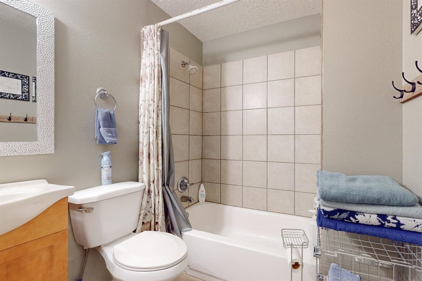A bathroom with a toilet, sink, and bathtub.