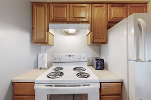 Frigorífico, microondas, horno y placa de cocina