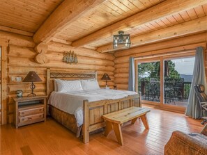 6 bedrooms, desk, iron/ironing board, free WiFi