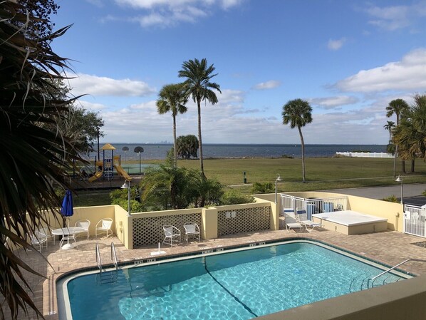 Alberca al aire libre y alberca climatizada