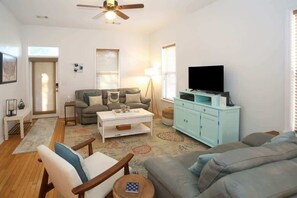 Una televisión de pantalla plana, una oficina