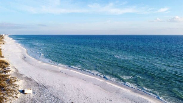 A beach with a clear view of the ocean and a sandy shoreline. - Off The Hook | Dog-Friendly, 4 Bikes (Santa Rosa Beach)