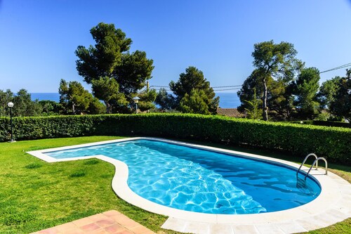 K-4 Apartment in a quiet area, with swimming pool