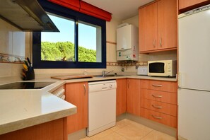 Kühlschrank, Mikrowelle, Ofen, Geschirrspüler