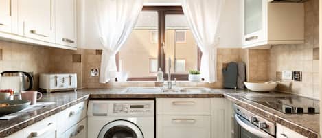 Frigorifero, microonde, forno, piano cottura