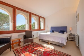 4 bedrooms, iron/ironing board