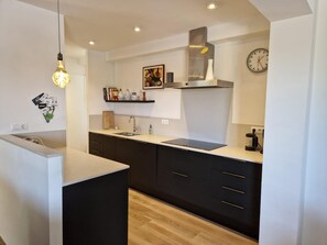 Geladeira, micro-ondas, fogão, lava-louças