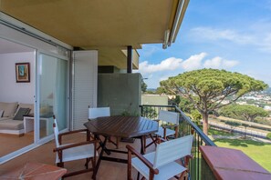 Outdoor dining - C-5 Nice apartment with sea views and pool (Calella de Palafrugell)