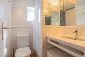 Bathroom - C-5 Nice apartment with sea views and pool (Calella de Palafrugell)