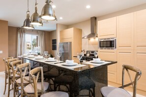 Fridge, microwave, oven, stovetop - Family Friendly, Heated Pool, Near Disney w Free Parking & Wi-Fi (Kissimmee)