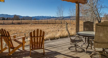 Home w/river access & stunning views of the mountains in Gallatin Gateway - Le Ciel