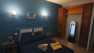 5 slaapkamers, een bureau, een strijkplank/strijkijzer, reisbedje