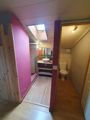 Kylpyamme, hiustenkuivaaja, pyyhkeet, vessapaperi