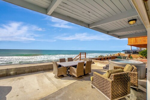 ON THE SAND!! Private Beach! OCEAN FRONT HOT TUB!!