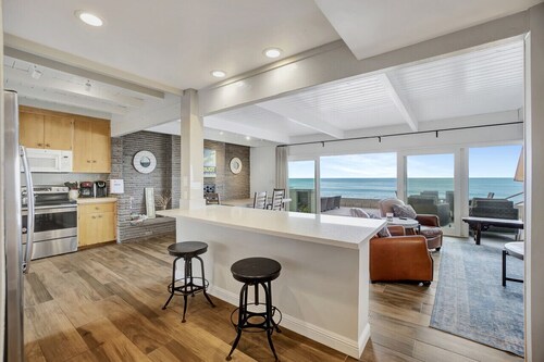 ON THE SAND!! Private Beach! OCEAN FRONT HOT TUB!! STR14-0126