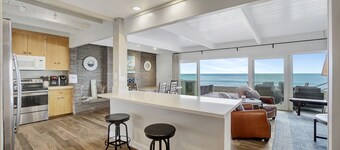 ON THE SAND!! Private Beach! OCEAN FRONT HOT TUB!! STR14-0126