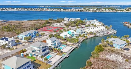 PRIVATE HEATED POOL, PRIVATE BEACH ACCESS, BOAT & BAY ACCESS, VOLLEY/PICKLEBALL!