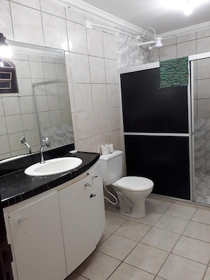 Quarto triplo standard | Banheiro | Chuveiro, toalhas de banho, sabonete, shampoo