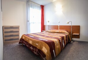 1 slaapkamer, een strijkplank/strijkijzer, gratis wifi, beddengoed