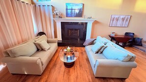 Smart TV, fireplace, ping pong, books - Lakefront Luxury & Stunning Views in LACC- 4Bed/3Bath, Private Dock, Lake Access (Lake Almanor Country Club)
