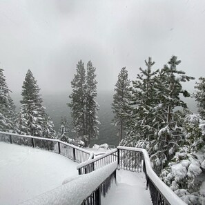 Property grounds - Lakefront Luxury & Stunning Views in LACC- 4Bed/3Bath, Private Dock, Lake Access (Lake Almanor Country Club)