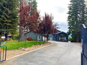 Property grounds - Lakefront Luxury & Stunning Views in LACC- 4Bed/3Bath, Private Dock, Lake Access (Lake Almanor Country Club)