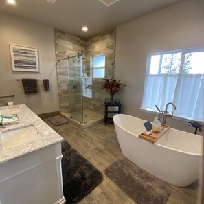 Combined shower/bathtub, eco-friendly toiletries, hair dryer, towels - Lakefront Luxury & Stunning Views in LACC- 4Bed/3Bath, Private Dock, Lake Access (Lake Almanor Country Club)