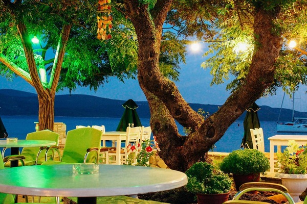 The restaurant by night
