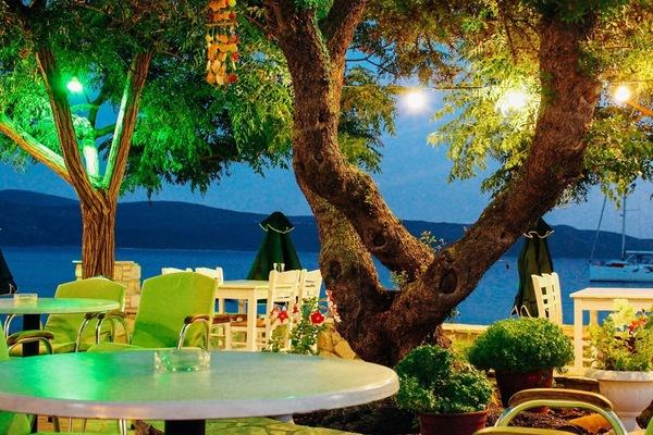 The restaurant by night