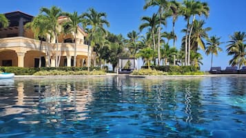 Alberca al aire libre y alberca climatizada