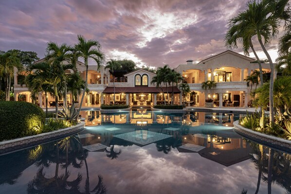 Alberca al aire libre y alberca climatizada