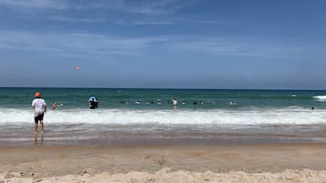 Beach nearby, sun loungers, beach towels