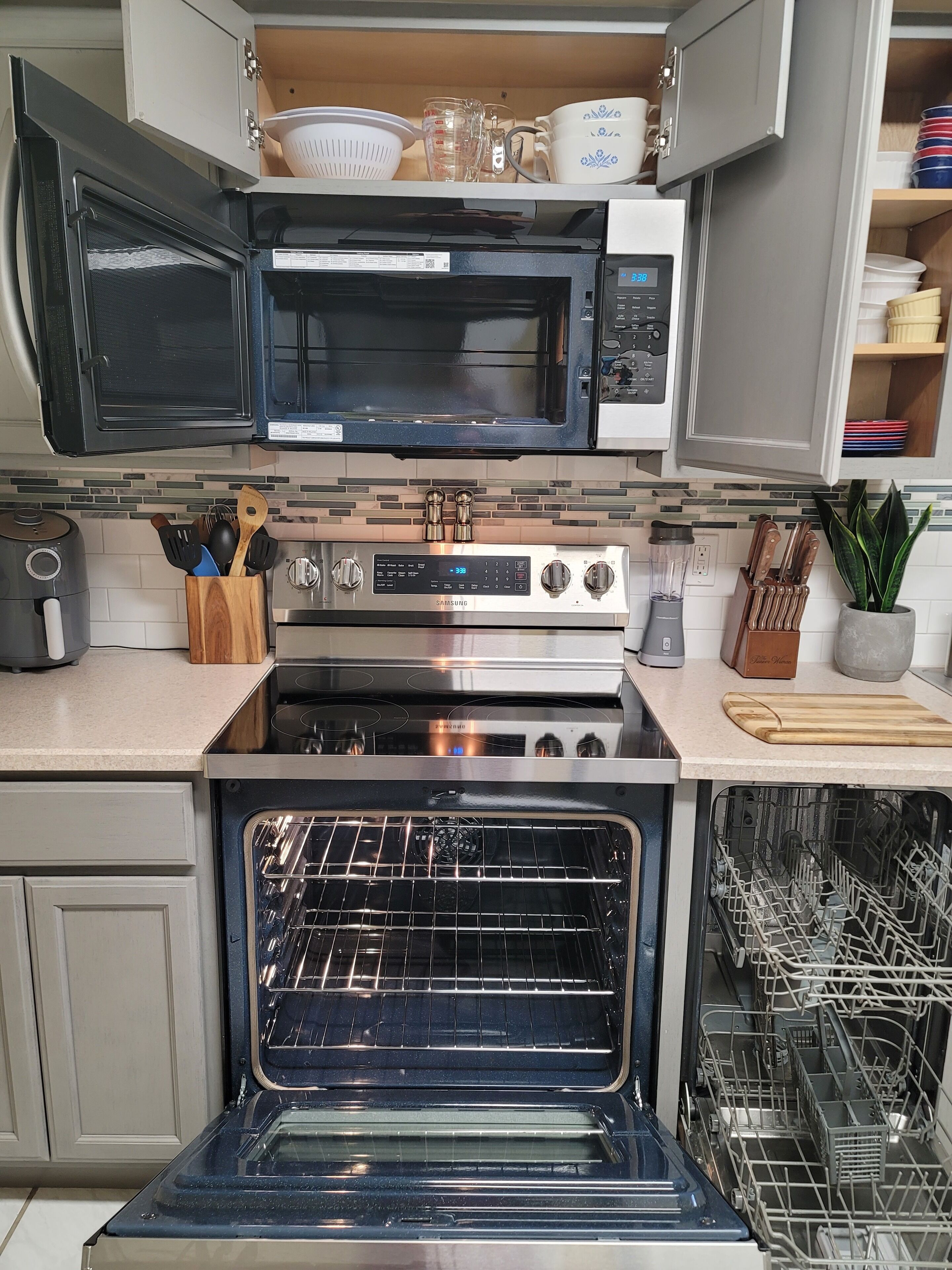 Réfrigérateur, micro-ondes, four, plaque de cuisson