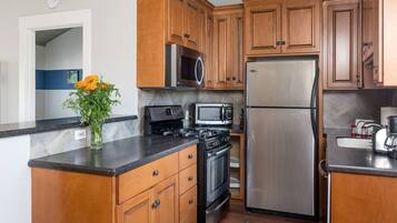 Kjøleskap, mikrobølgeovn, ovn og kokeplater