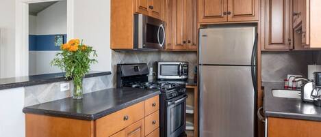 Jääkaappi, mikroaaltouuni, uuni, liesi