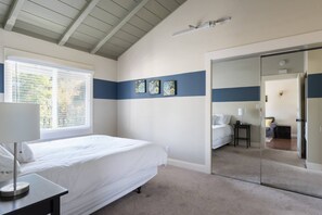 1 bedroom, iron/ironing board, WiFi, bed sheets - Spacious, Soaring Ceilings, Near Downtown MV, GOOG (Mountain View)