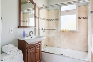 Bathtub, hair dryer, shampoo - Spacious, Soaring Ceilings, Near Downtown MV, GOOG (Mountain View)