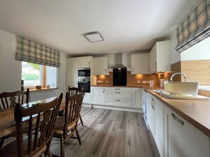 Oven, dishwasher, freezer - 2 bedroom accommodation in Dornie, near Kyle (Dornie, near Kyle)