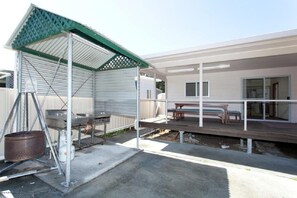 Outdoor dining - The Perfect Fisherman's House located easy close to Bay and Boat Launching (Harrington)